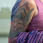 Tatuaż z koroną lwa ze skrzydłami na prawym ramieniu dorosłej kobiety - 17.09.2020 - 6