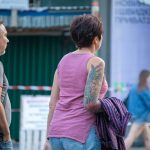 Tatuaż z koroną lwa ze skrzydłami na prawym ramieniu dorosłej kobiety - 17.09.2020 - 17