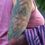 Tatuaż lwa w koronie ze skrzydłami na prawym ramieniu dorosłej kobiety - 17.09.2020 - 13