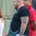 Tatuaż rękawa z lasem i ptakami w locie na ramieniu mężczyzny - 17.09.2020 - 2