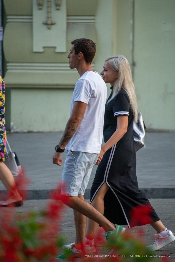 Tatuaż portret dziewczynki klauna na męskiej dłoni - 17.09.2020 - 4