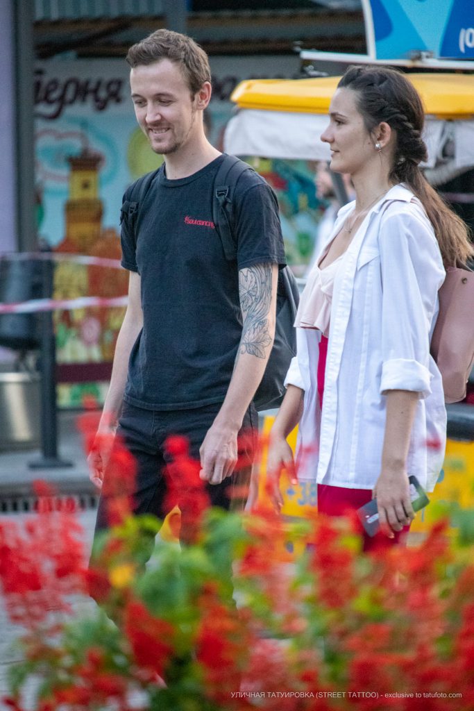 Tatuaż z liśćmi dębu na dłoni faceta - 17.09.2020 - 2