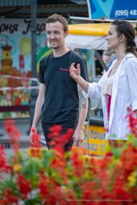 Tatuaż z liśćmi dębu na dłoni faceta - 17.09.2020 - 1