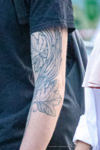 Tatuaż z liśćmi dębu na dłoni faceta - 17.09.2020 - 3