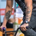 Tatuaż z czarnym krukiem i czterema czaszkami na ramionach faceta na rowerze - 17.09.2020 - 3