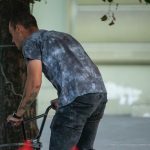 Tatuaż z czarnym krukiem i czterema czaszkami na ramionach faceta na rowerze - 17.09.2020 - 1