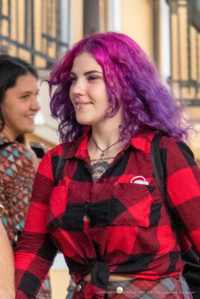 Tatuaż z portretem na nodze i twarzą Jezusa na piersi dziewczyny - 17.09.2020 - 4