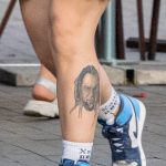 Tatuaż z portretem na nodze i twarzą Jezusa na piersi dziewczyny - 17.09.2020 - 5