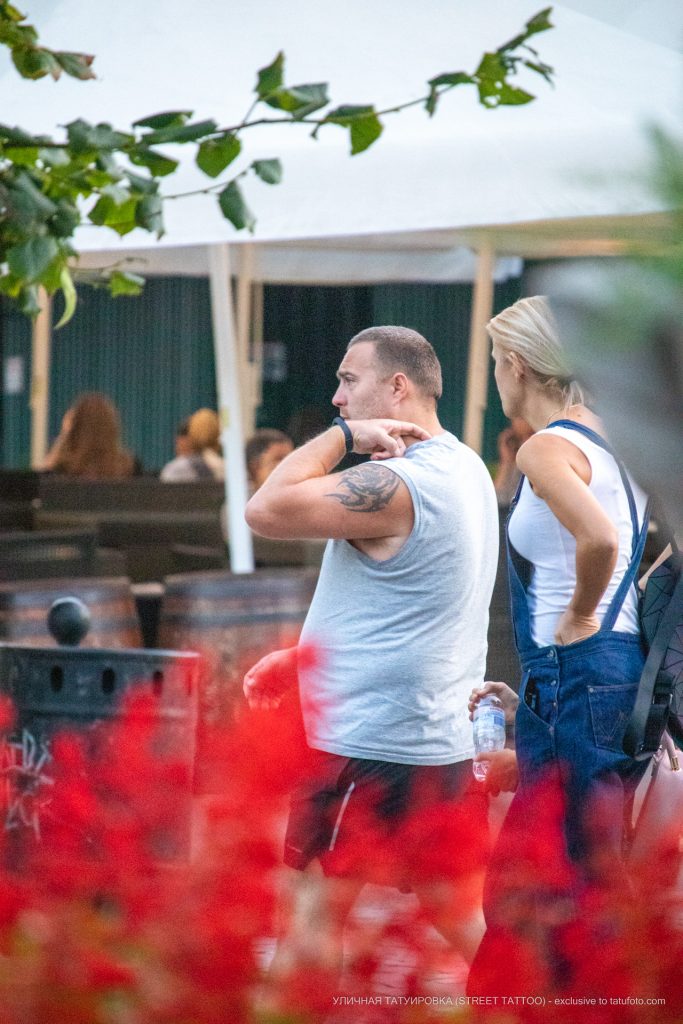 Tatuaż z plemiennymi wzorami na lewym ramieniu mężczyzny - 17.09.2020 - 1