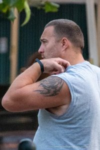 Tatuaż z plemiennymi wzorami na lewym ramieniu mężczyzny - 17.09.2020 - 2