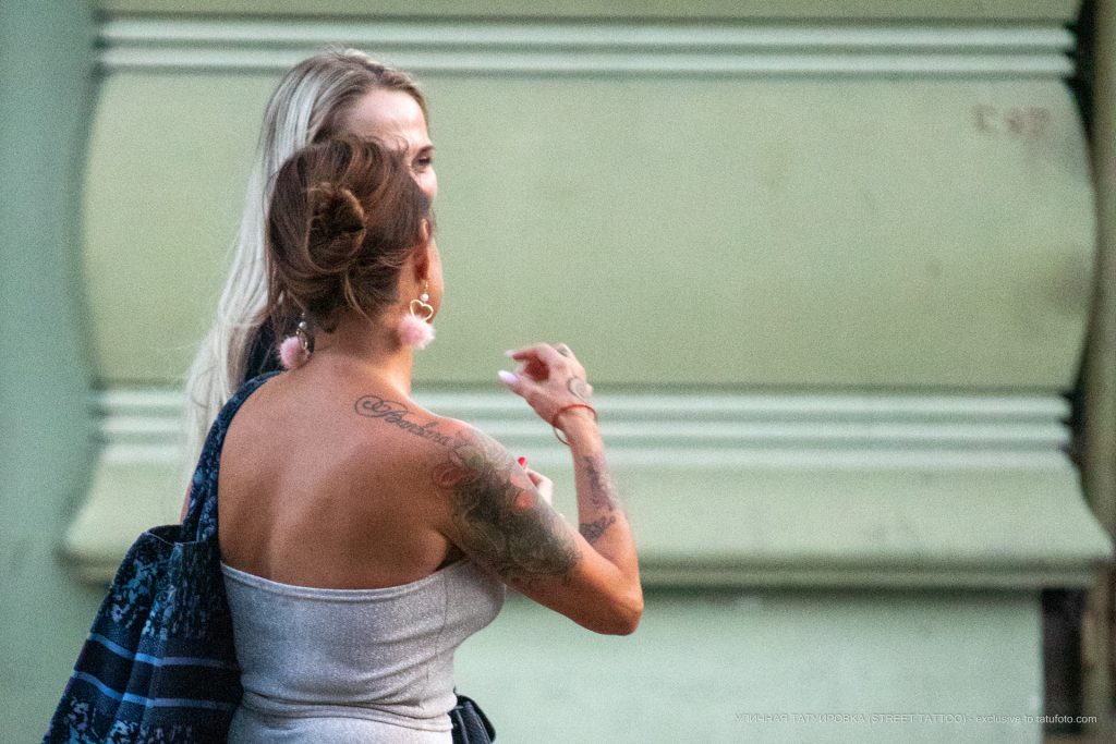 Tatuaż kwiatowy - usta i napisy na łopatce i dłoni kobiety - 17.09.2020 - 3