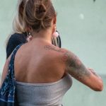 Tatuaż kwiatowy - usta i napisy na łopatce i dłoni kobiety - 17.09.2020 - 2