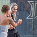 Tatuaż kwiatowy - usta i napisy na łopatce i dłoni kobiety - 17.09.2020 - 4