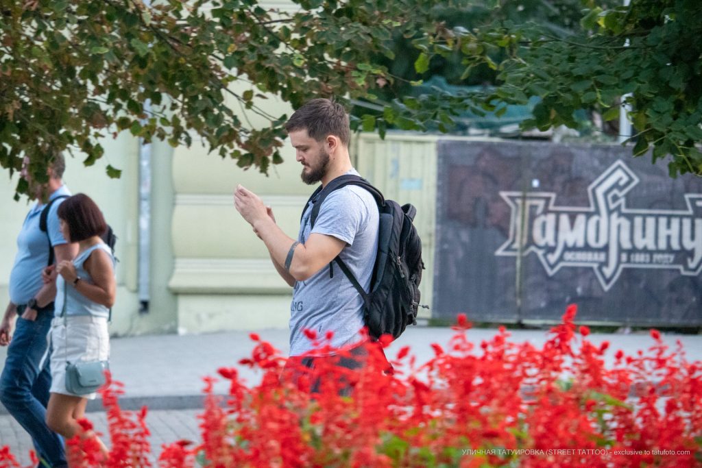 Tatuaż z czarnym paskiem poniżej łokcia na ramieniu faceta - 17.09.2020 - 1