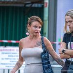 Tatuaż korony i diamenty z napisami na ciele kobiety - 17.09.2020 - 3