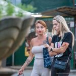 Korona tatuażu i diamenty z napisami na ciele kobiety - 17.09.2020 - 9