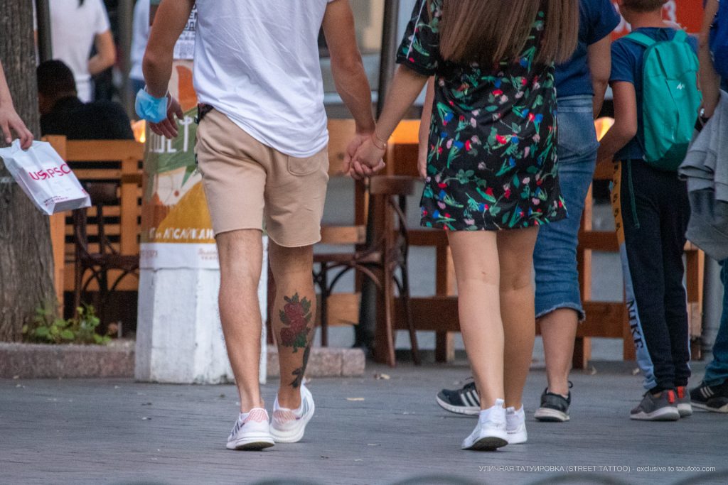 Tatuaż z czerwonymi kwiatami i liśćmi na dole nogi faceta - 17.09.2020 - 7