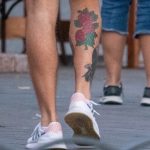 Czerwony kwiat i liść na dole nogi faceta - 17.09.2020 - 6