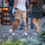 Tatuaż z czerwonymi kwiatami i liśćmi na dole nogi faceta - 17.09.2020 - 4