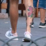 Wytatuowane czerwone kwiaty i liście na dole nogi faceta - 17.09.2020 - 5