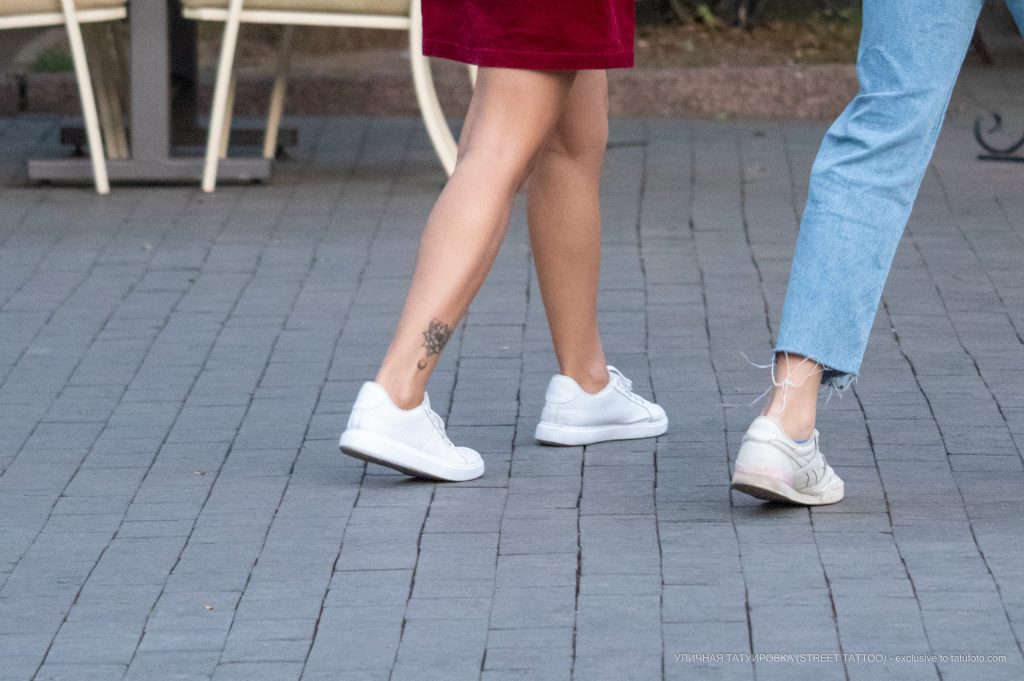 Mały tatuaż z kwiatkiem i miesiącem na dole nogi dziewczynki - 17.09.2020 - 3