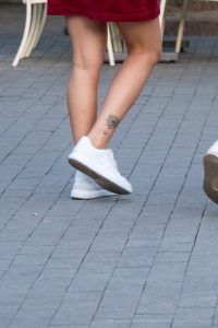 Mały tatuaż z kwiatkiem i miesiącem na dole nogi dziewczynki - 17.09.2020 - 2