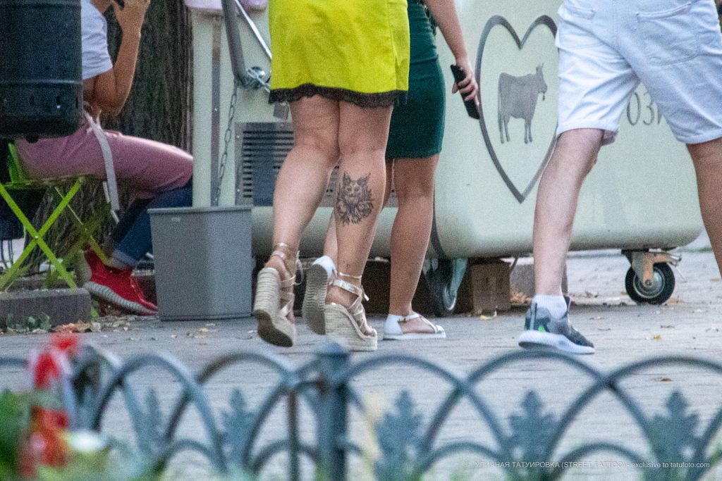 Tatuaż z lisem i kwiatami na dole nogi kobiety - 17.09.2020 - 3