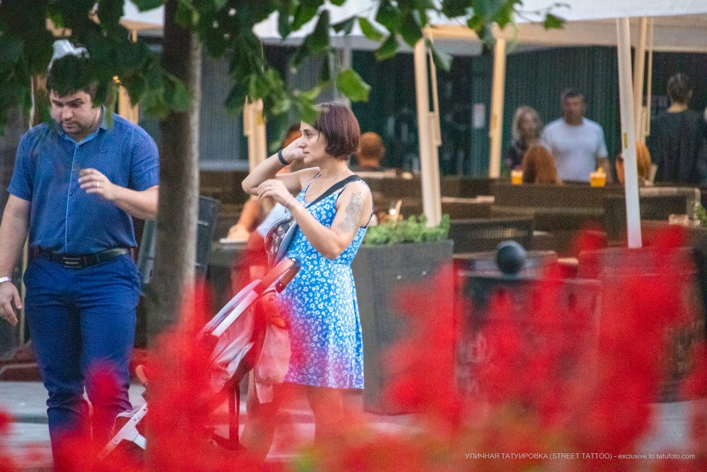 Tatuaż z kwiatami na lewym ramieniu dziewczynki nad łokciem - 17.09.2020 - 2