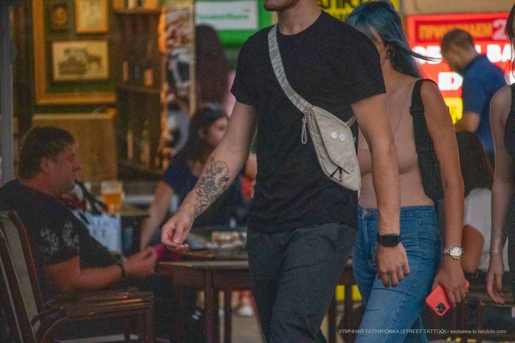 Tatuaż z wężem na wewnętrznej powierzchni prawego ramienia faceta - 17.09.2020 - 4