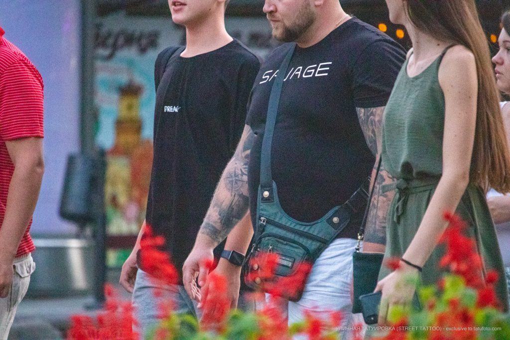 Tatuaż z różą wiatrów w rękawie na prawym ramieniu mężczyzny - 17.09.2020 - 4