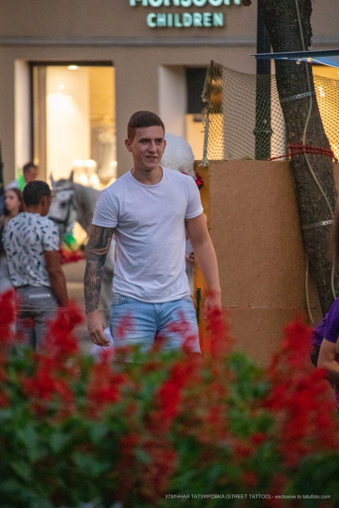 Tatuaż rękawa z lasem na prawym ramieniu młodego chłopaka - 17.09.2020 - 14