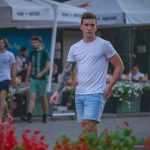 Tatuaż rękawa z lasem na prawym ramieniu młodego chłopaka - 17.09.2020 - 2