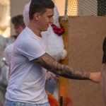 Tatuaż rękawa z lasem na prawym ramieniu młodego chłopaka - 17.09.2020 - 11