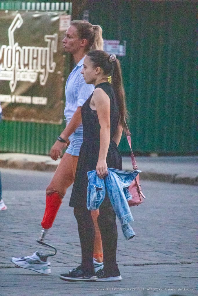 Zdjęcie kobiety z protezą prawej nogi, która żyje pełnią życia - mój szacunek dla twojego chłopaka - 17.09.2020 - 1