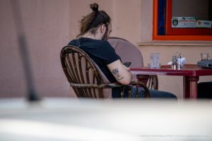 وشم مع تاج وحرف M على ذراع الرجل - وشم شارع وشم - 09/21 / 2020-1