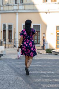 جورب ضغط بتقليد وشم ثعبان على ساق فتاة - شارع وشم - وشم شارع - 21.09.