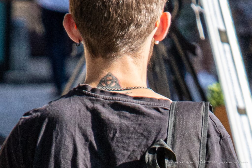 وشم Tricketr على الجزء الخلفي من وشم شارع الرقبة للرجال وشم -09 / 21 / 2020-1