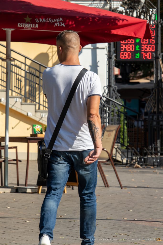 وشم مسدس قديم مزدوج الماسورة على وشم شارع الذراع للرجال وشم شارع 09/21 / 2020-1