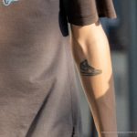 وشم أحذية رياضية على الذراع اليسرى لرجل شارع وشم وشم شارع 09/21 / 2020-12