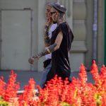 رجلان يحملان وشماً على الوجه وشم شارع الجسم وشم شارع 09/21 / 2020-6