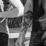 فتاة وشم تظهر الإصبع الأوسط - وشم الشارع - وشم الشارع - 21.09.2019