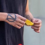 وشم علامة الاختيار في دائرة على ذراع رجل - وشم الشارع - وشم الشارع - 09/21 / 2020-2