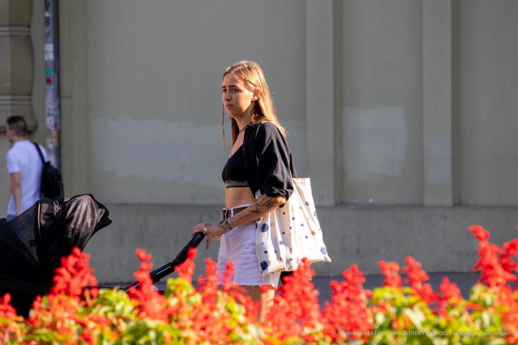 وشم زهرة بالأبيض والأسود على معصم أم شابة - وشم الشارع - وشم الشارع - 09.21.