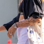 وشم زهرة بالأبيض والأسود على معصم أم شابة - وشم الشارع - وشم الشارع - 21.09.2019