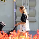 وشم زهرة بالأبيض والأسود على معصم أم شابة - وشم الشارع - وشم الشارع - 21.09.2019