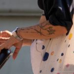 وشم زهرة بالأبيض والأسود على معصم أم شابة - وشم الشارع - وشم الشارع - 09.21.