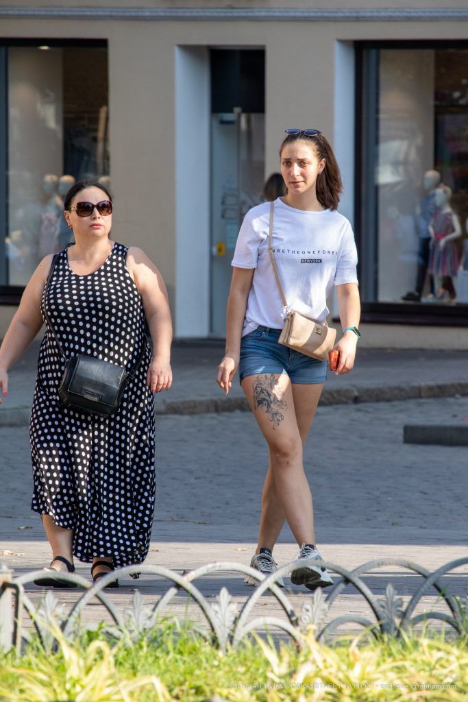 وشم بالورود وابتسامة نمر فوق الركبة لفتاة - وشم شارع وشم - 21.09.2019