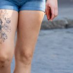 وشم بالورود وابتسامة نمر فوق الركبة لفتاة - وشم شارع وشم - 21.09.2019