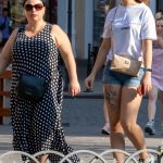 وشم بالورود وابتسامة نمر فوق الركبة على فتاة - شارع وشم - شارع وشم - 21.09.