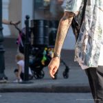 وشم على رقبة الرجل وذراعيه - وشم شارع وشم - 09/21 / 2020-4